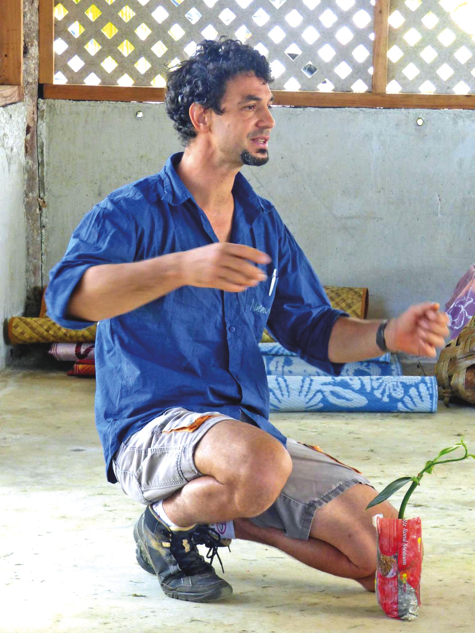 Julien Pascal, cultivateur de vanille, depuis 2007, a expliqué sous forme de cours théoriques le processus  de cette orchidée.