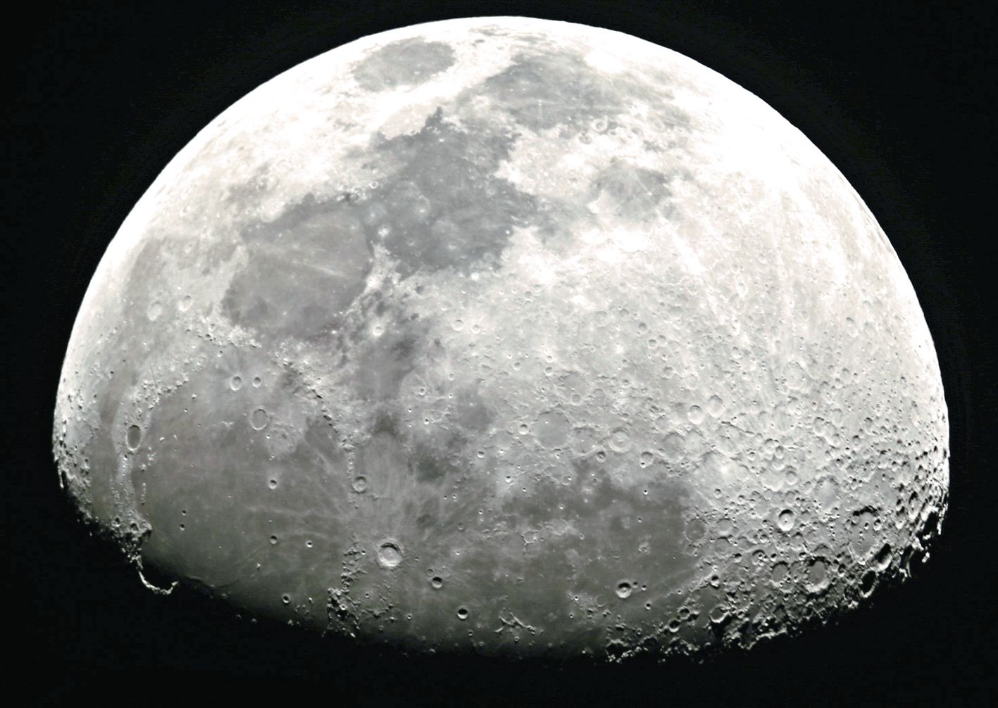 Les plus petits cratères visibles de la Lune font environ 2 km de diamètre. Photo Jean-François Pommier
