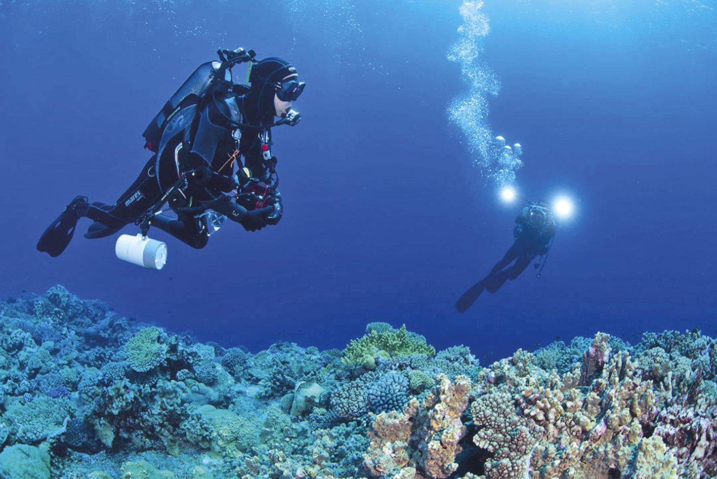 Durant leur expédition, les plongeurs ont profité de l’assistance logistique de plusieurs amis et de passionnés. Matthieu Juncker