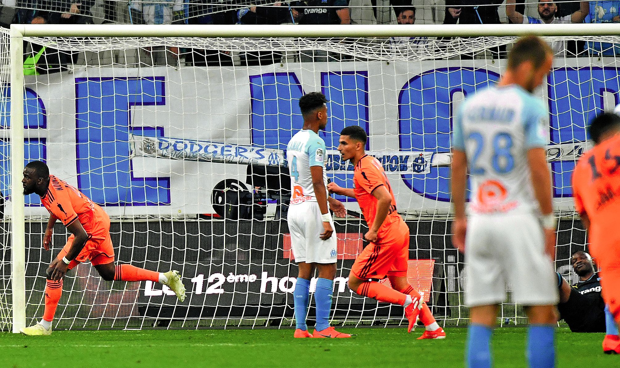 Marseille (en blanc) a sombré 3-0 face à Lyon au Vélodrome. Photo AFP