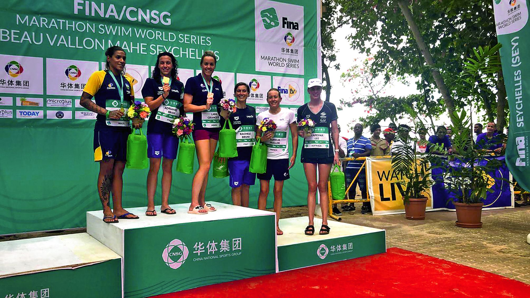Lara Grangeon (3e en partant de la gauche), grande habituée des sourires sur les podiums. Photo D.R.