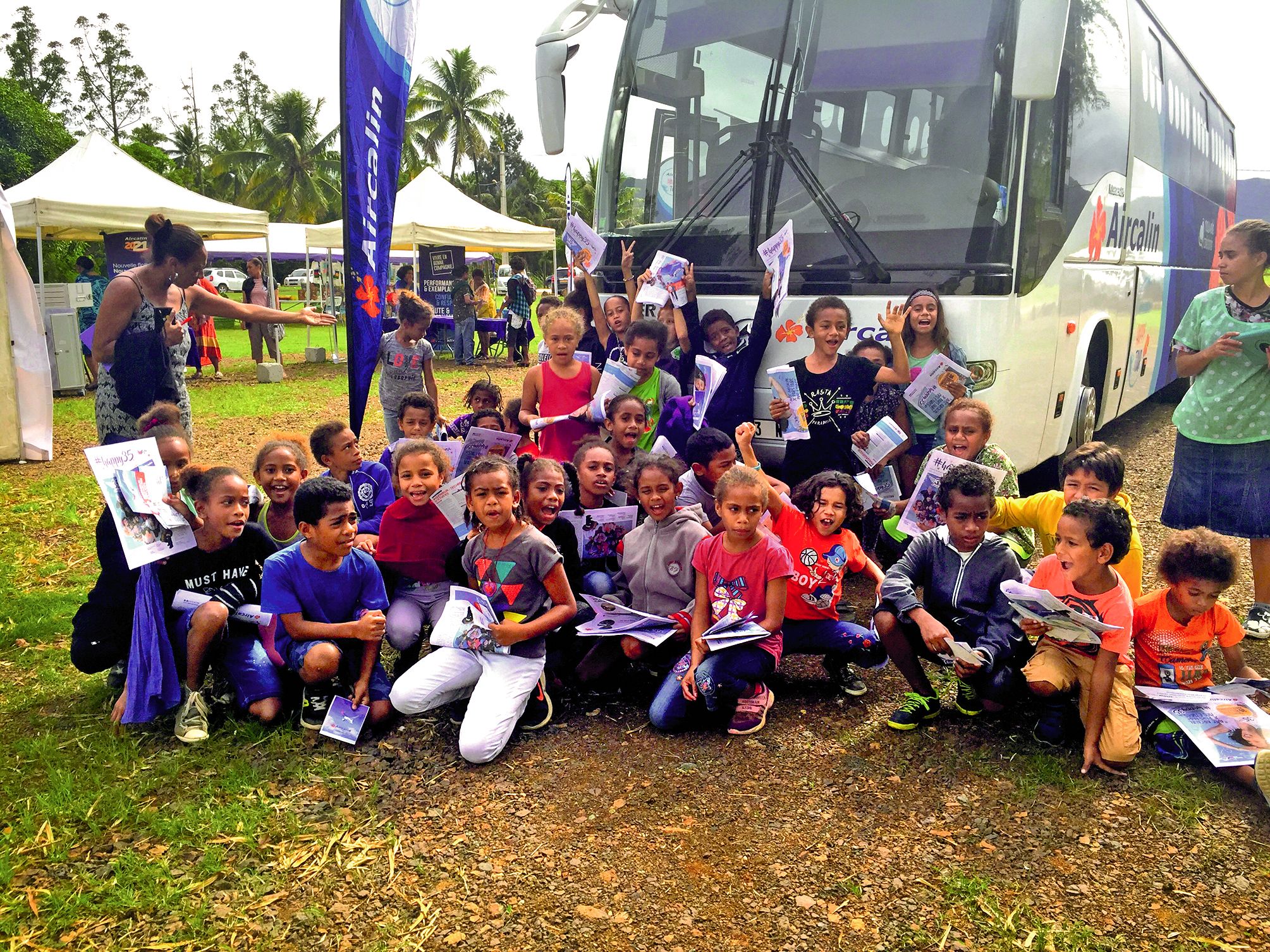 Des écoliers de Canala devant le bus Aircalin mardi. Jeux et cadeaux étaient au programme.Photos : Aircalin
