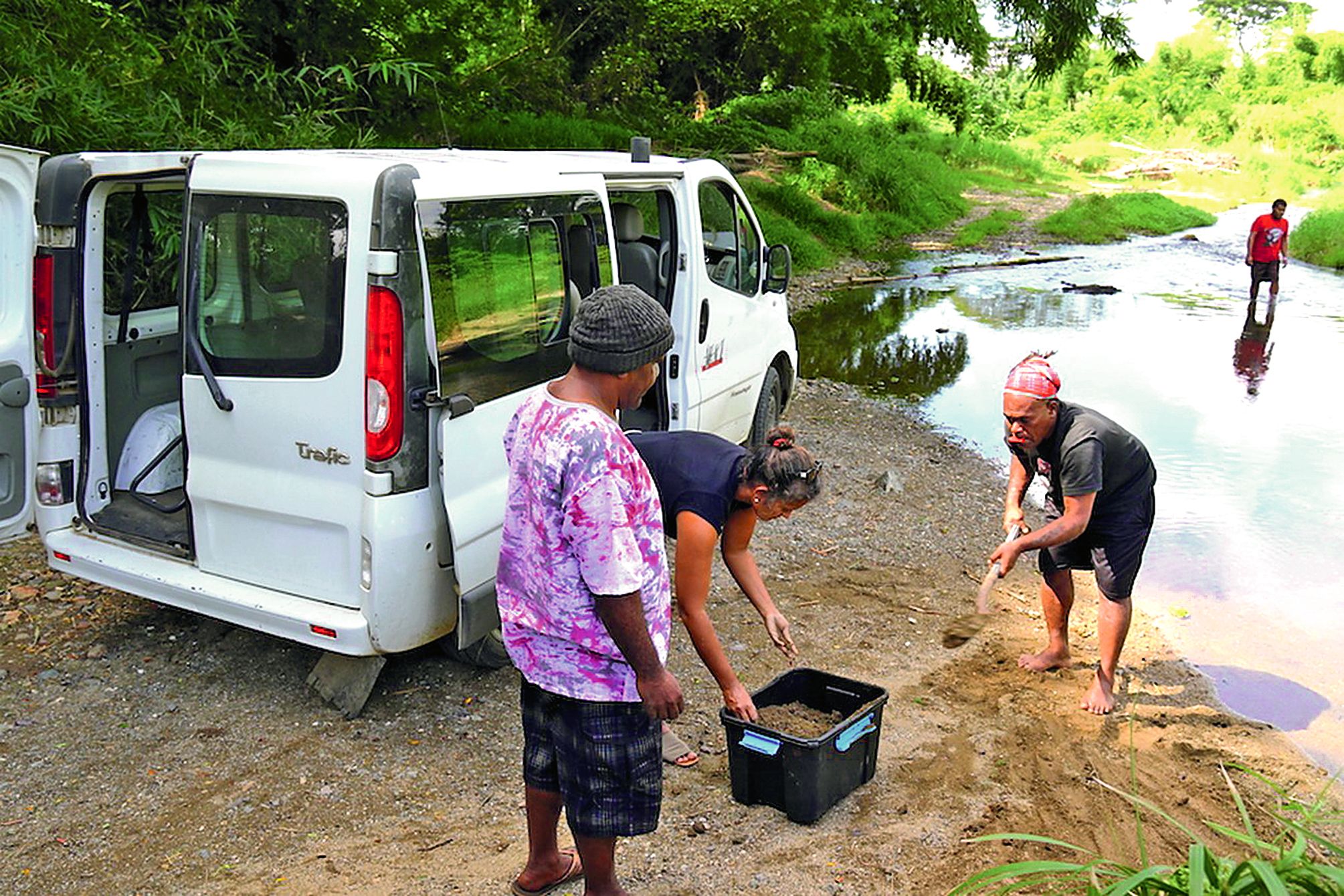 Lundi, la formation a débuté avec Julien Boahoume-Arhou, intervenant originaire de Koumac, après la visite du site Xapétaa à la plage de Foué, où l’ensemble de l’équipe a récolté du sable à la rivière, afin de « dégraisser » l’argile.