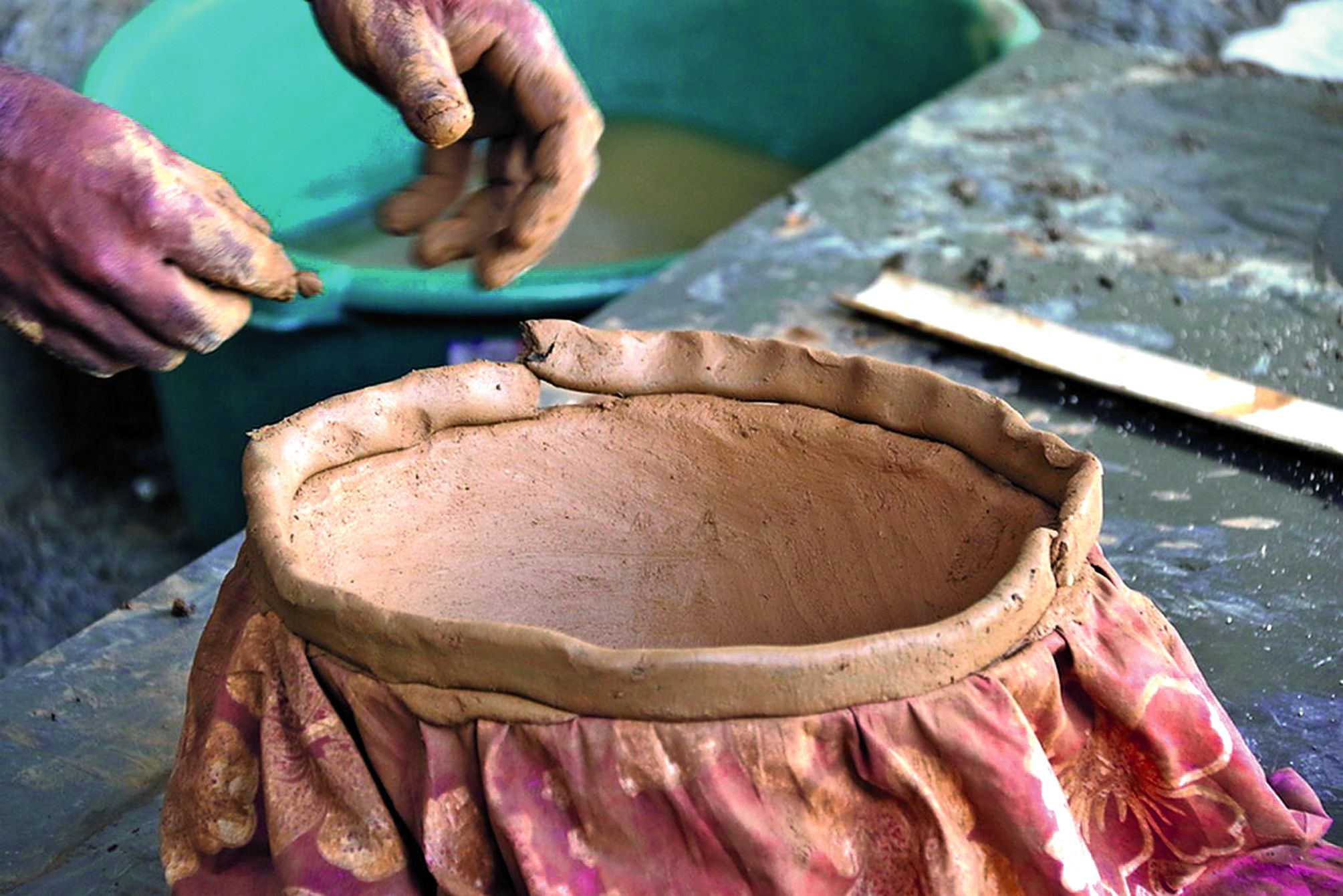 Durant la semaine, il est prévu un repérage des lieux où l’on peut extraire de l’argile dans la commune, de tester sa qualité, de la préparer à sa conservation et son stockage. Et de faire les finitions sur les pièces montées lundi, de préparer le four et