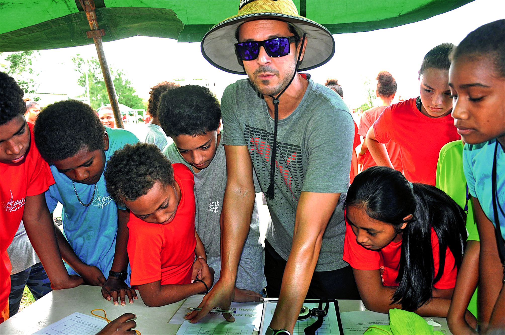 A l’issue des rencontres, les élèves se précipitent vers les tables  de marque, où sont consignés les résultats.