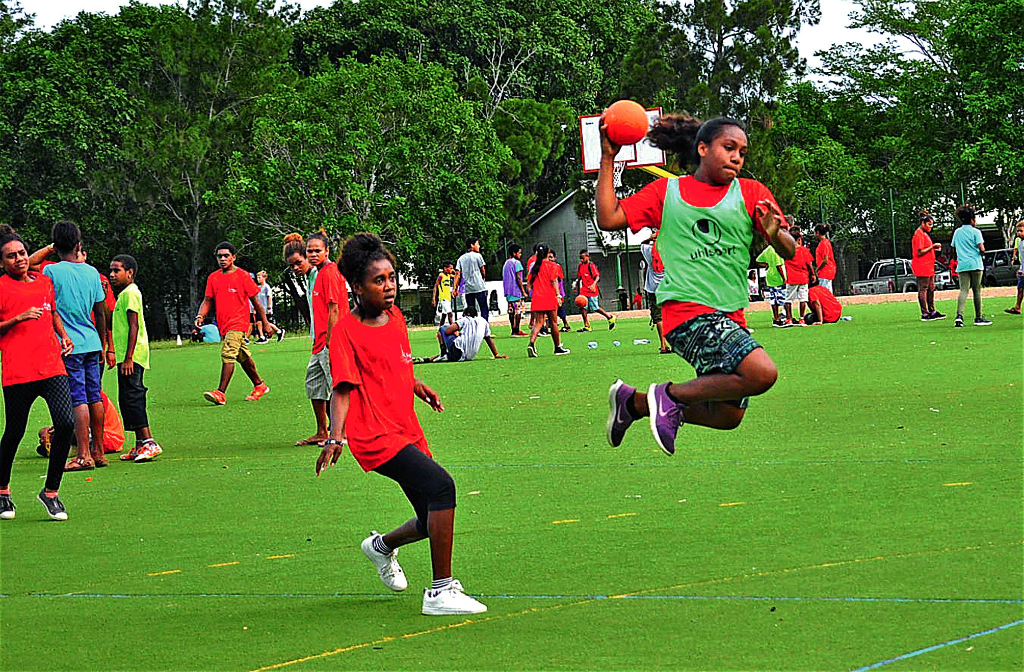 Ces rencontres sont un moyen de réunir l’ensemble des collégiens afin de mieux se connaître et de s’affronter au travers d’activités sportives comme ici les élèves de 4e lors d’un match de handball.