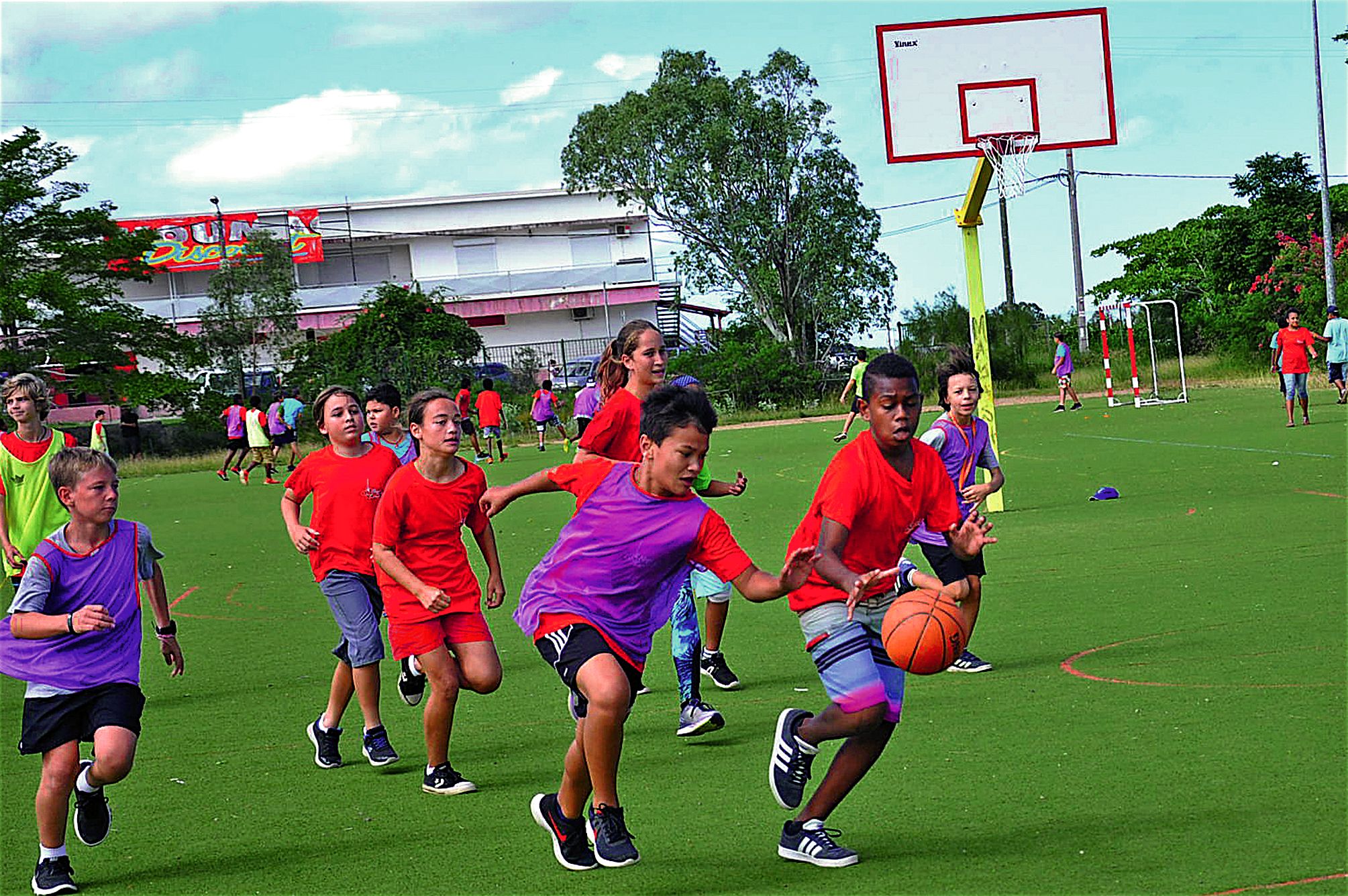 Le but de cette matinée est de valoriser le travail fait pendant le premier cycle d’EPS de l’année où chaque niveau a travaillé sur une des activités sportives, comme ici le basket-ball avec les élèves de 5e.