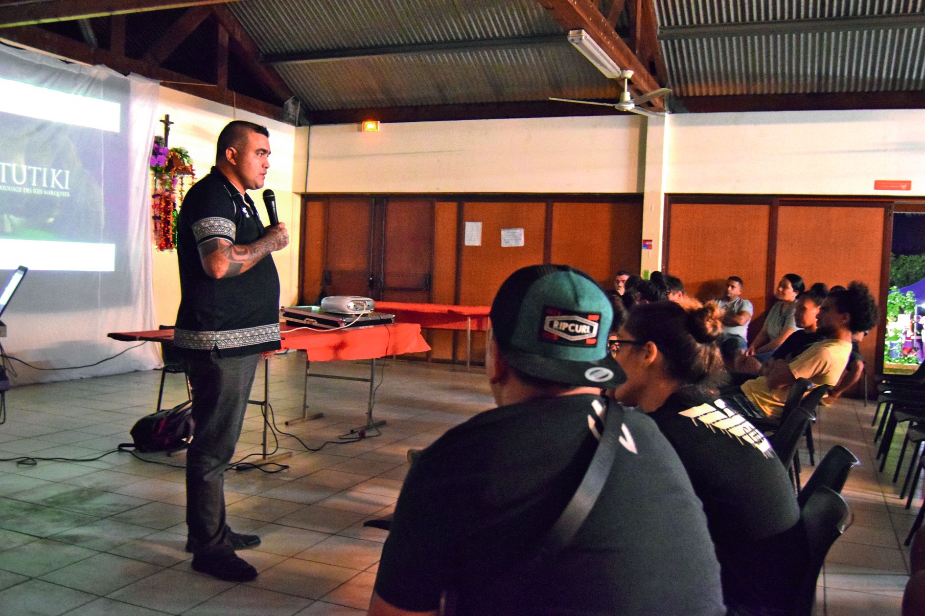 Lors de sa conférence, le tatoueur marquisien Teiki Huukena,  a rappelé au public de ne pas confondre folklore et tradition.