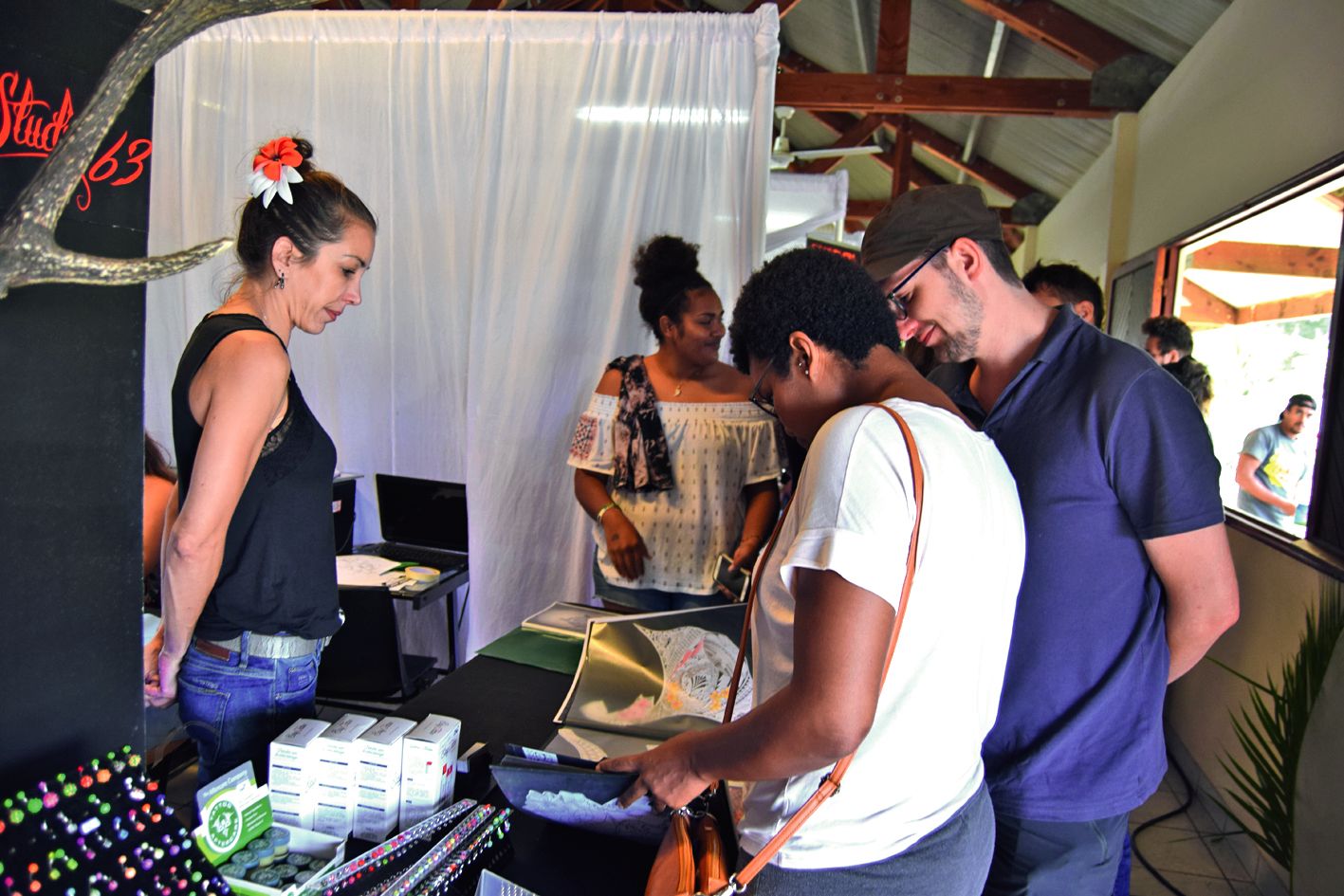Le festival était aussi l’occasion pour les tatoueurs locaux, comme ici le Studio 63, de montrer leur travail au grand public.