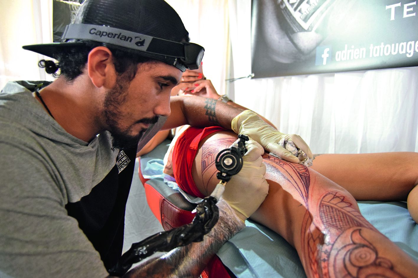 Akhio, du shop Adrien tatouage, a remporté deux fois de suite le 1er prix pour son travail réalisé à la journée comme ici sur Manon, 21 ans, heureuse de découvrir des tatoueurs d’ailleurs.