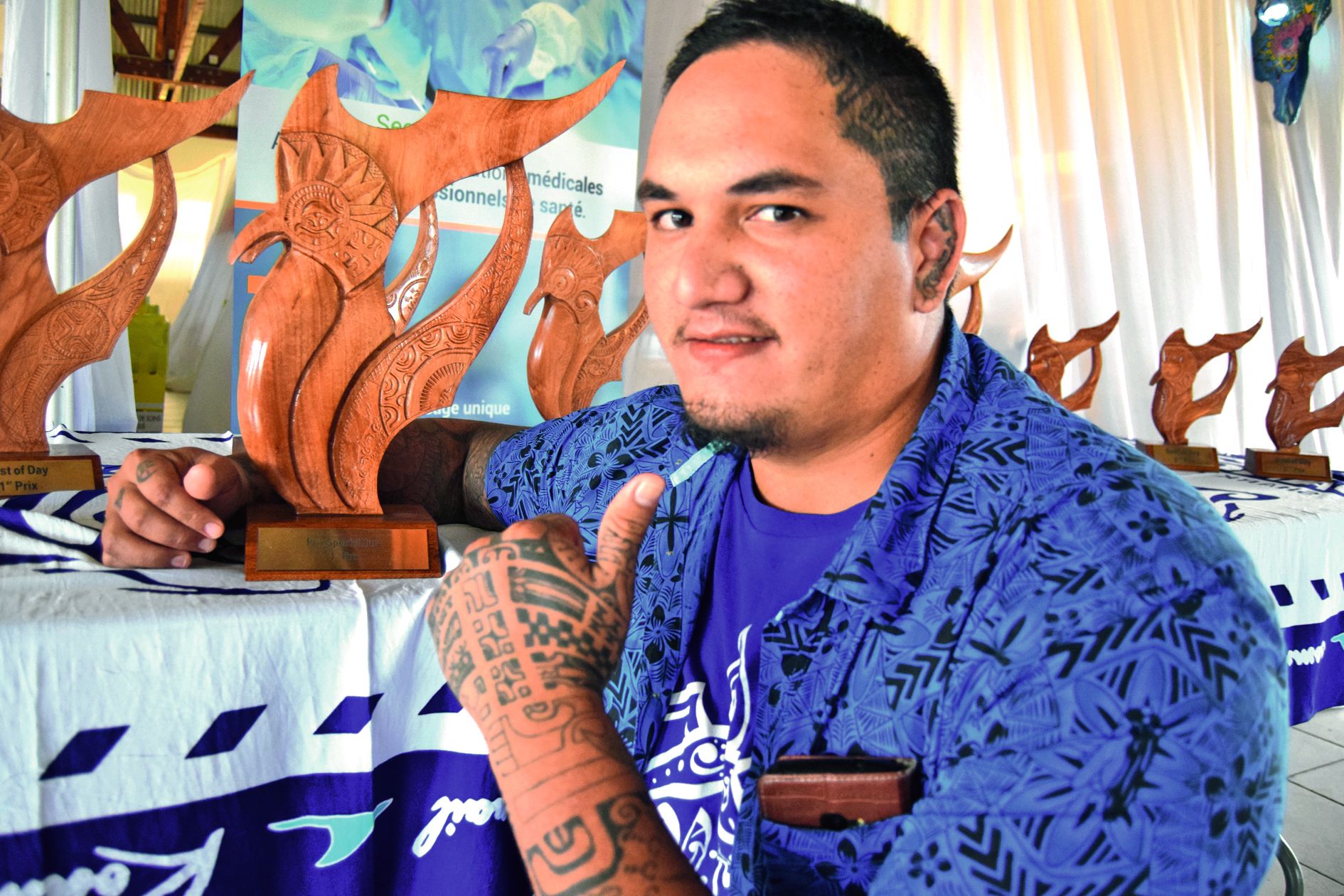 Moana Butscher, artiste marquisien installé à La Foa, a réalisé les quinze trophées, un cagou stylisé en bois de rose, en quinze jours.