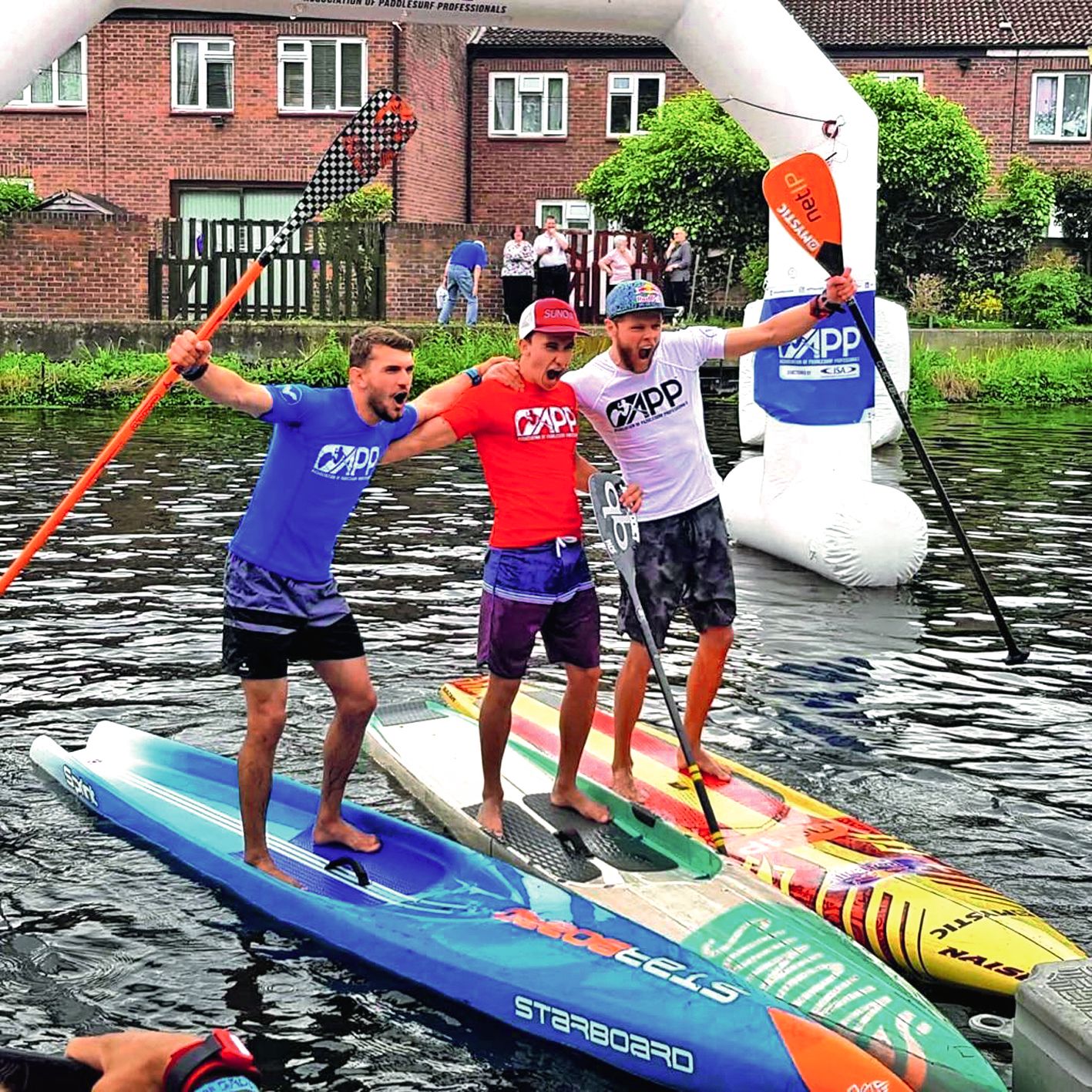 De gauche à droite, Claudio Nika, Noïc Garioud et Casper Steinfath, sur la ligne d’arrivée de l’épreuve de sprint qui s’est déroulée dans la nuit de dimanche à lundi. Photo APP