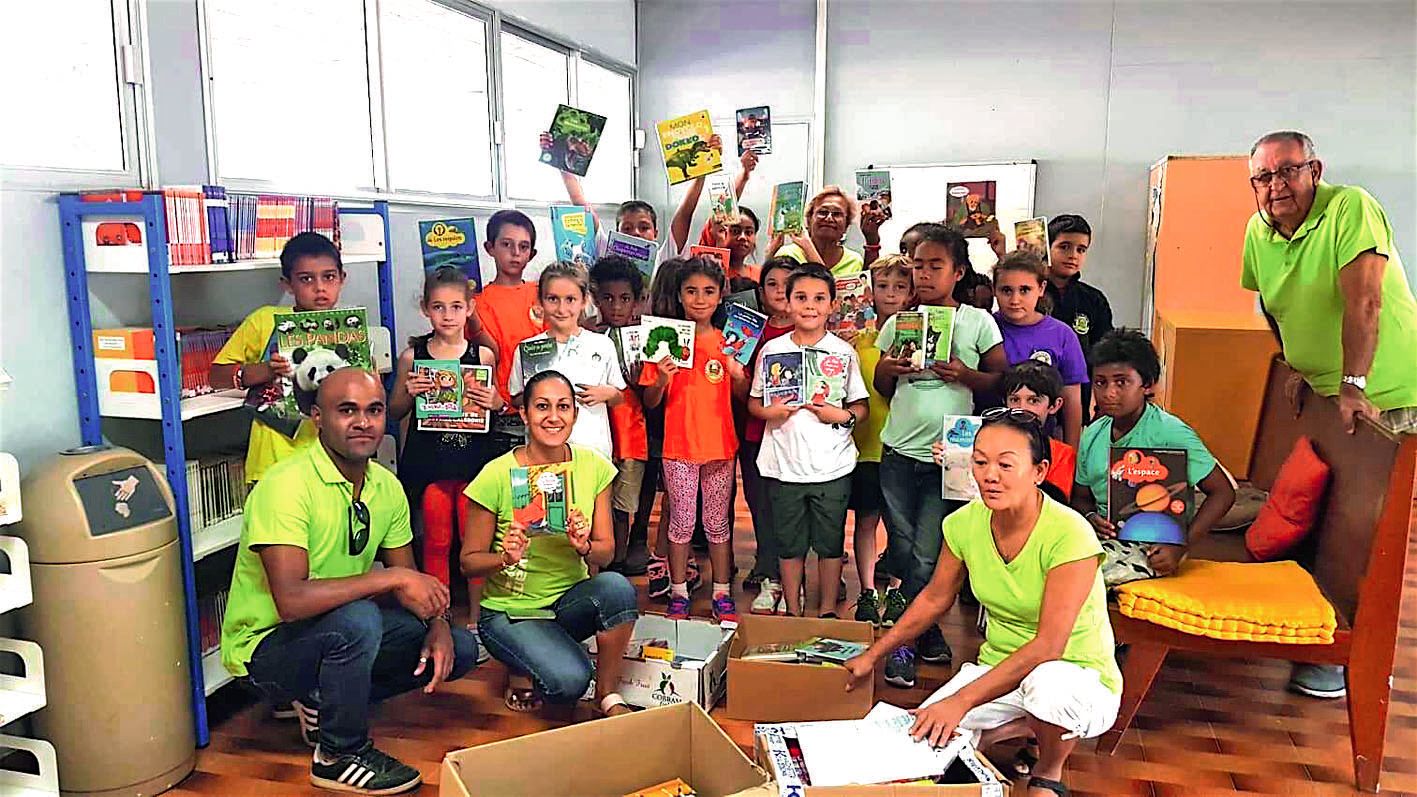 Des membres du Kiwanis Ralia Koumac se sont rendus à l’école Charles-Mermoud, vendredi après-midi, pour offrir 160 livres aux enfants. Photo DR