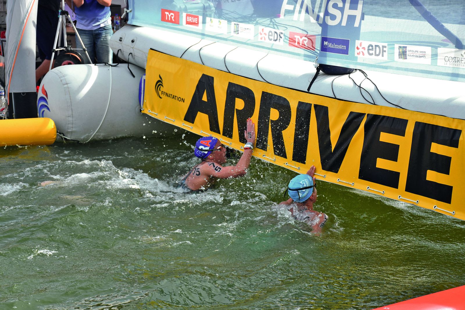 C\'est bien Aurélie Muller (à d.) qui a tapé en premier la plaque d\'arrivée devant Lara Grangeon. Photo YC