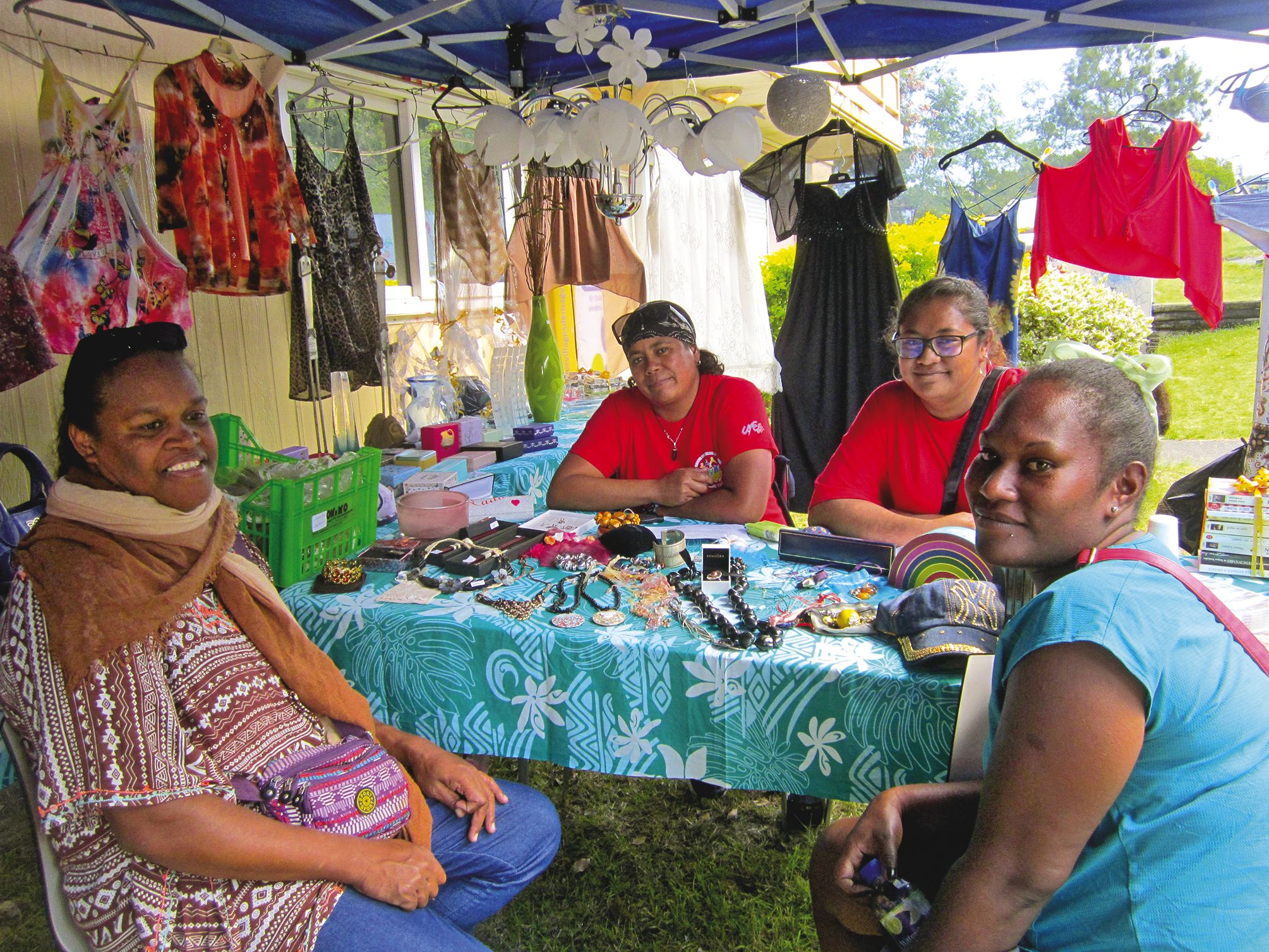 L’association Les villages de Magenta a organisé un vide-greniers chic, samedi matin, pour boucler le budget du voyage en Nouvelle-Zélande prévu en août. Une trentaine d’enfants y ont participé.Photo K.P.