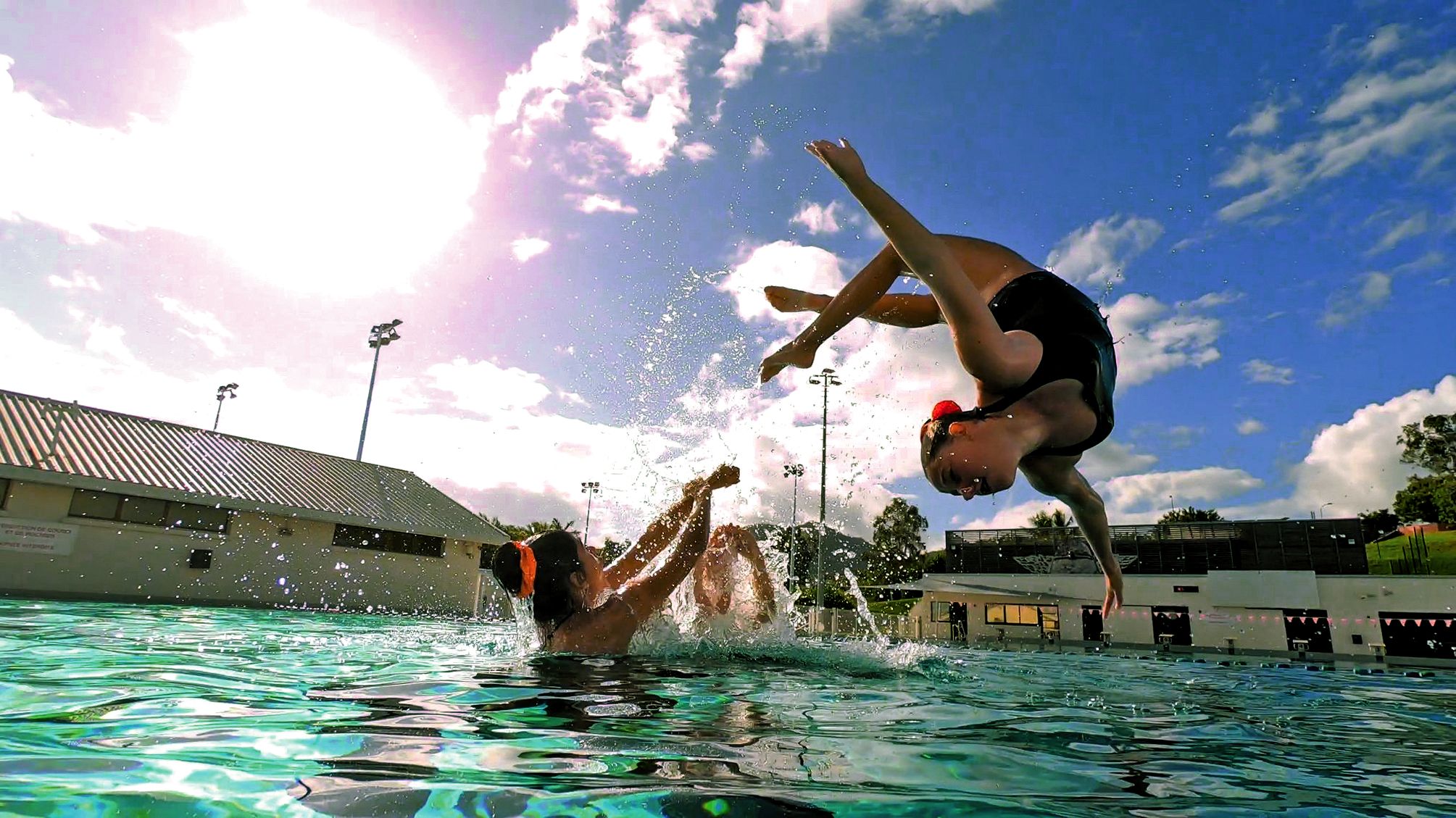 Célia Carpentier (à droite) a remporté quatre médailles d’or : en solo, en duo et par équipes et en figures imposées jeunes. Photo Maili Chauvet