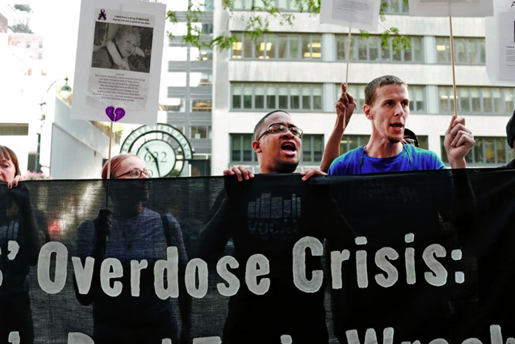 Une manifestation à New York, le 17 août 2017, pour demander une meilleure gestion politique de la crise des opiacés. Selon les autorités américaines, cette crise représenterait un coût de plus de 500 milliards de dollars pour les finances publiques, soit