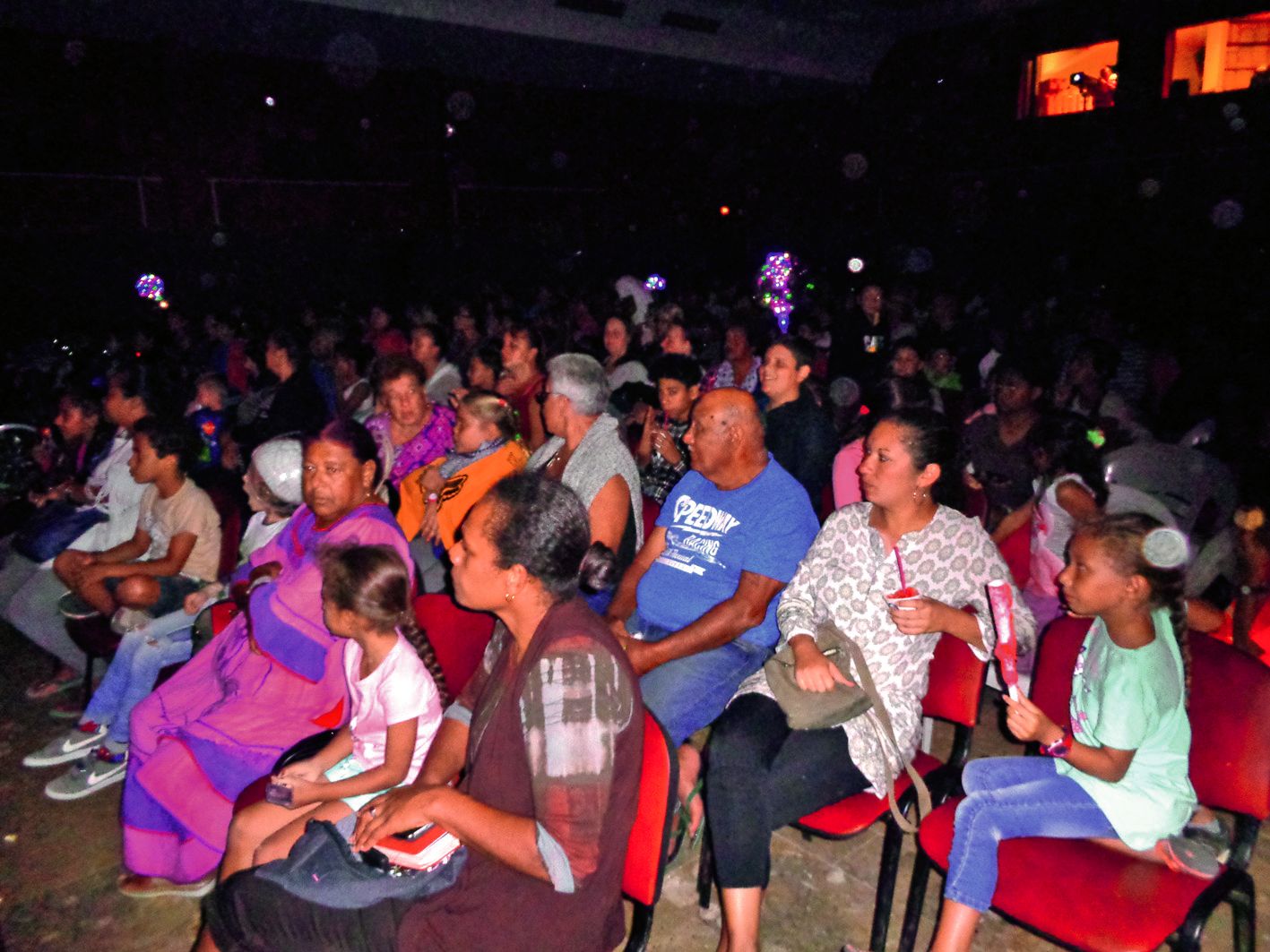 Le cirque a joué devant un très nombreux public, qui n’a pas ménagé son enthousiasme.  Il n’y a pas eu de temps mort. Les spectateurs n’ont pas eu le temps de s’ennuyer.