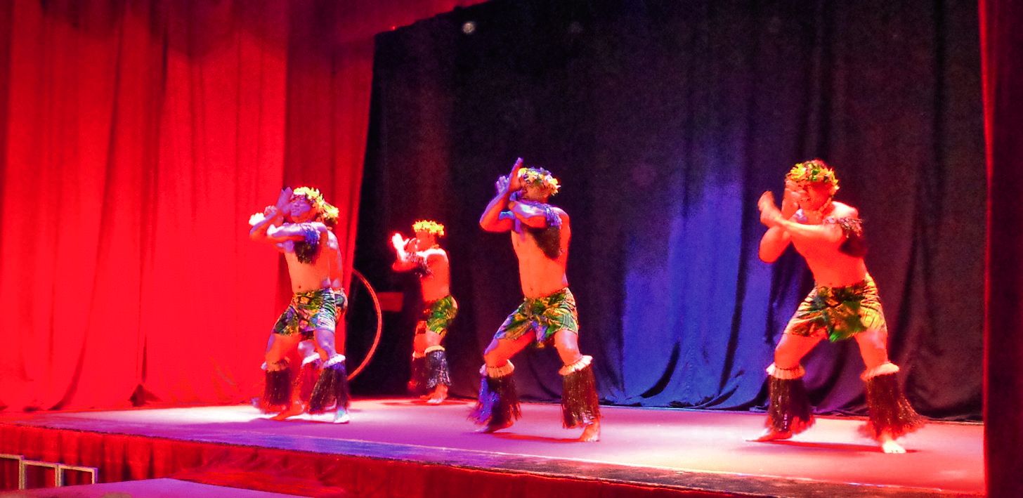 Le spectacle a mélangé habilement des numéros d’inspiration moderne et européenne avec des représentations traditionnelles océaniennes, notamment la danse des Samoa interprétée par la troupe du cirque.