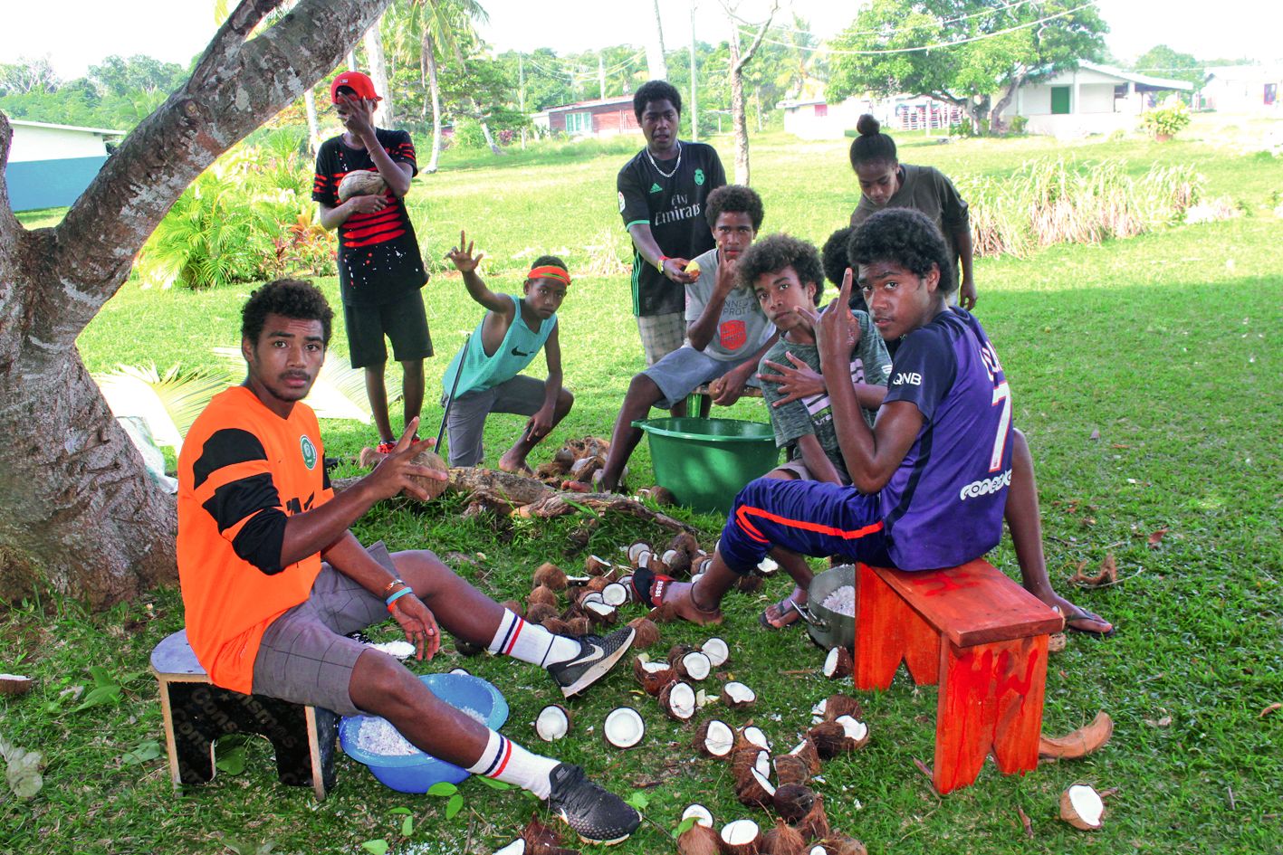 Les garçons ont dû se débrouiller seuls pour râper le coco destiné aux bougnas.