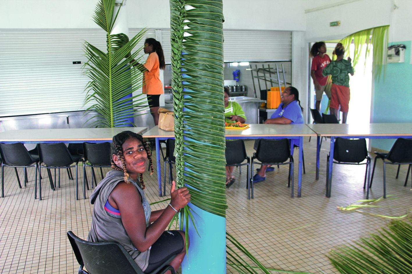 Des groupes mixtes se sont occupés de la salade de fruits  et de la décoration de la cantine.