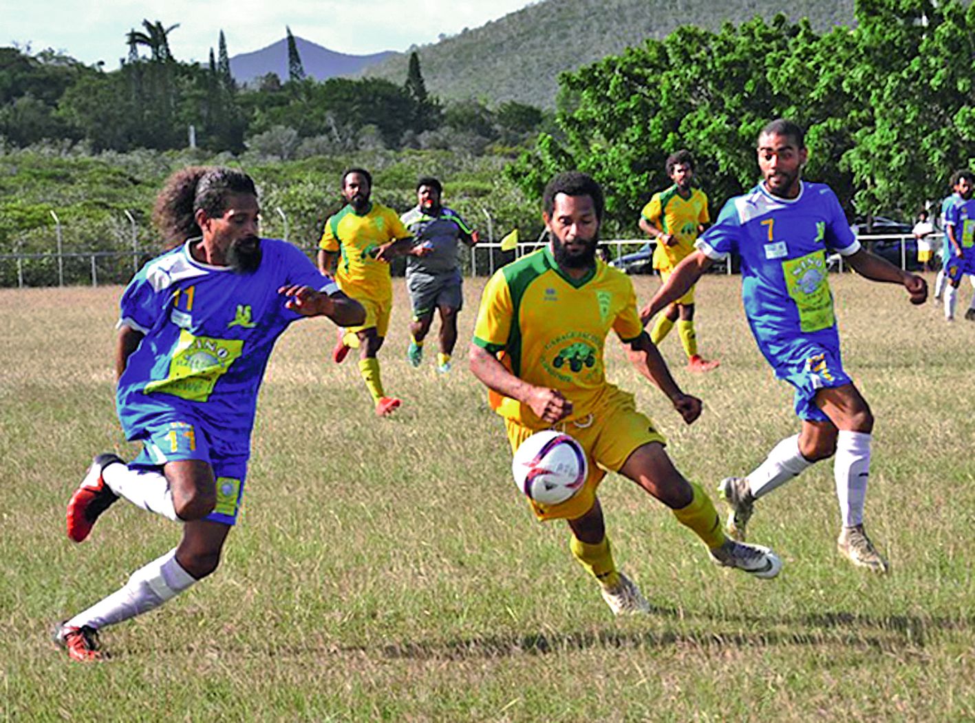 Samedi après-midi à Koumac, le RC Poindimié (en jaune) a dominé 4-0 l\'AS Grand Nord  en qualification provinciale de la Coupe de CalédoniePhoto I.C.