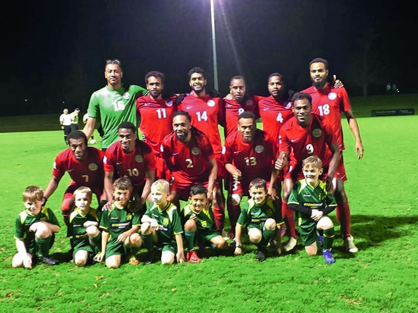 Les joueurs calédoniens en compagnie des jeunes de Papakura City FC, un club qui évolue en 2e division néo-zélandaise. Photo DR