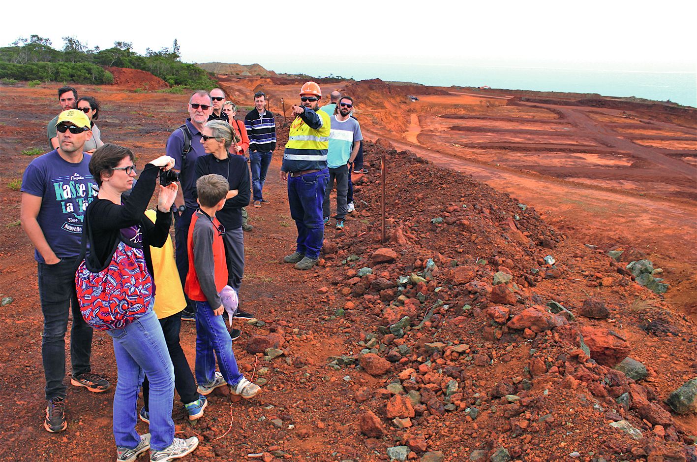 Les touristes se sont rendus en navette sur deux points de vue panoramique et sur le sommet de la verse principale de stériles miniers pour une visite commentée de la mine SLN de Tiébaghi.