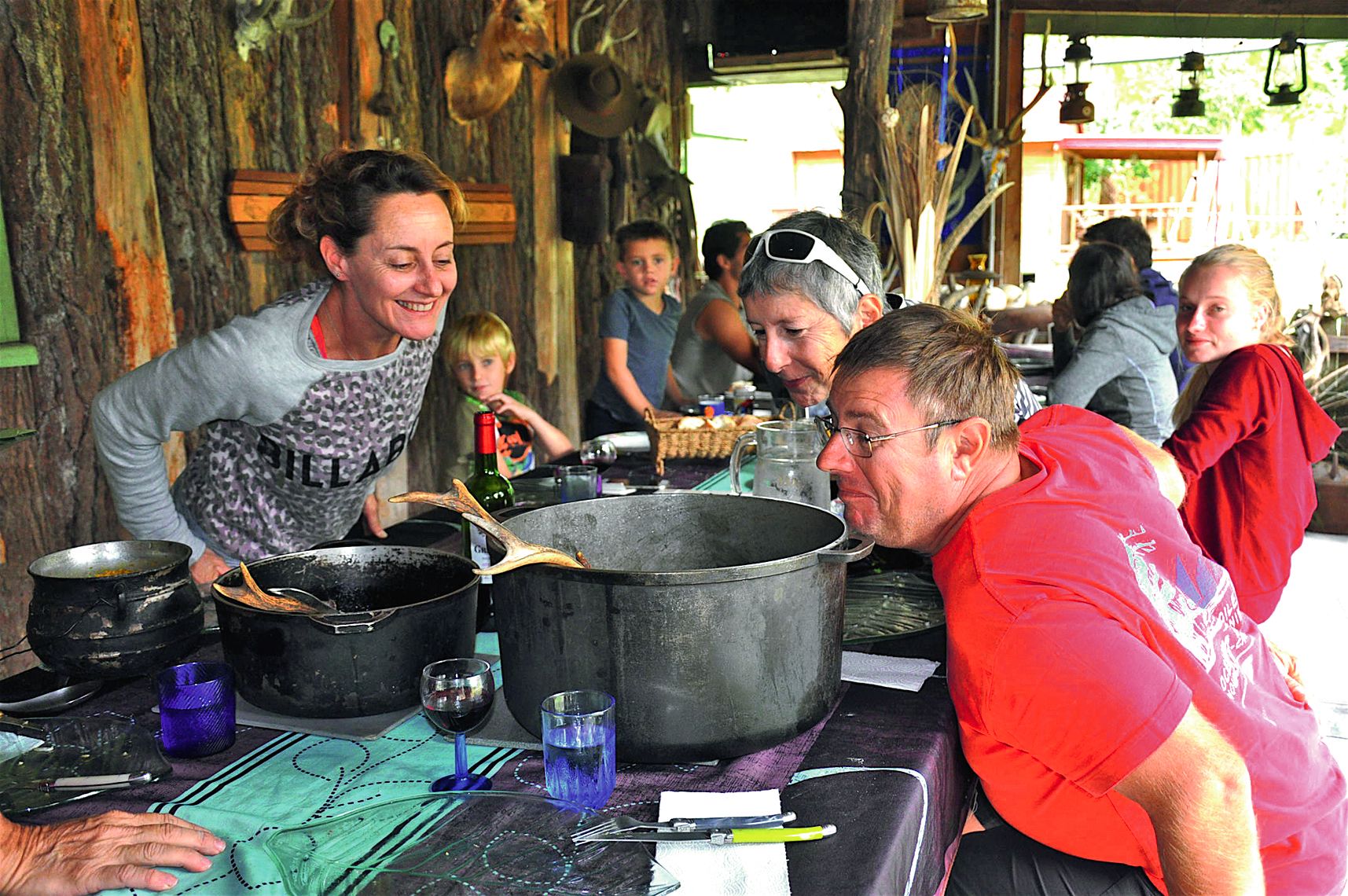 A la Station des 3 Creeks, après une visite guidée en forêt,  les touristes ont apprécié le déjeuner broussard.