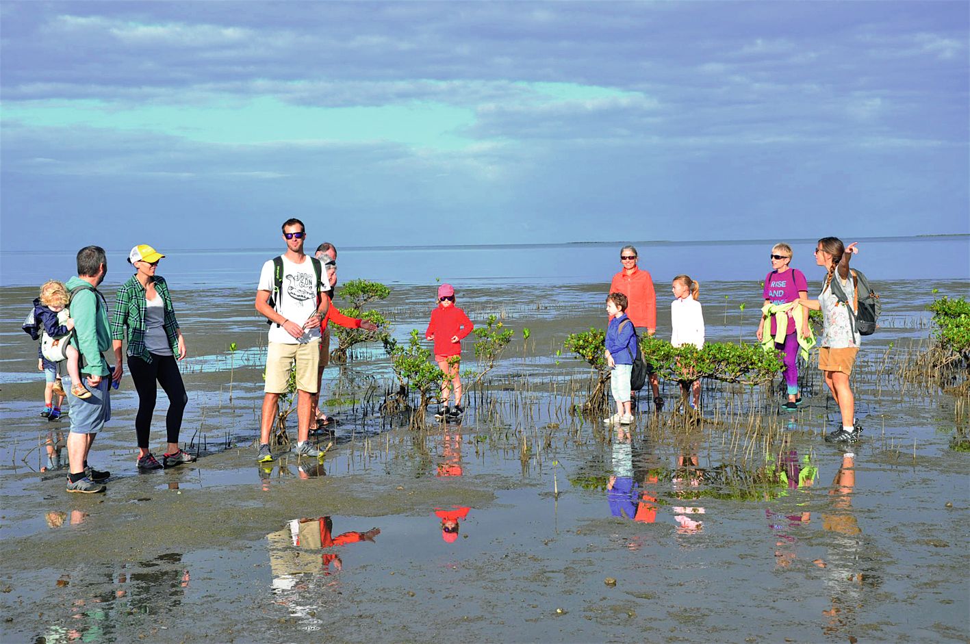 Ils étaient près d’une quinzaine d’enfants et d’adultes à faire ce lundi matin une balade à la découverte de la mangrove. Amandine Aiglin, présidente de l’association Nixûmwâk, les a guidés pour leur apprendre à connaître ce milieu et à découvrir la flore