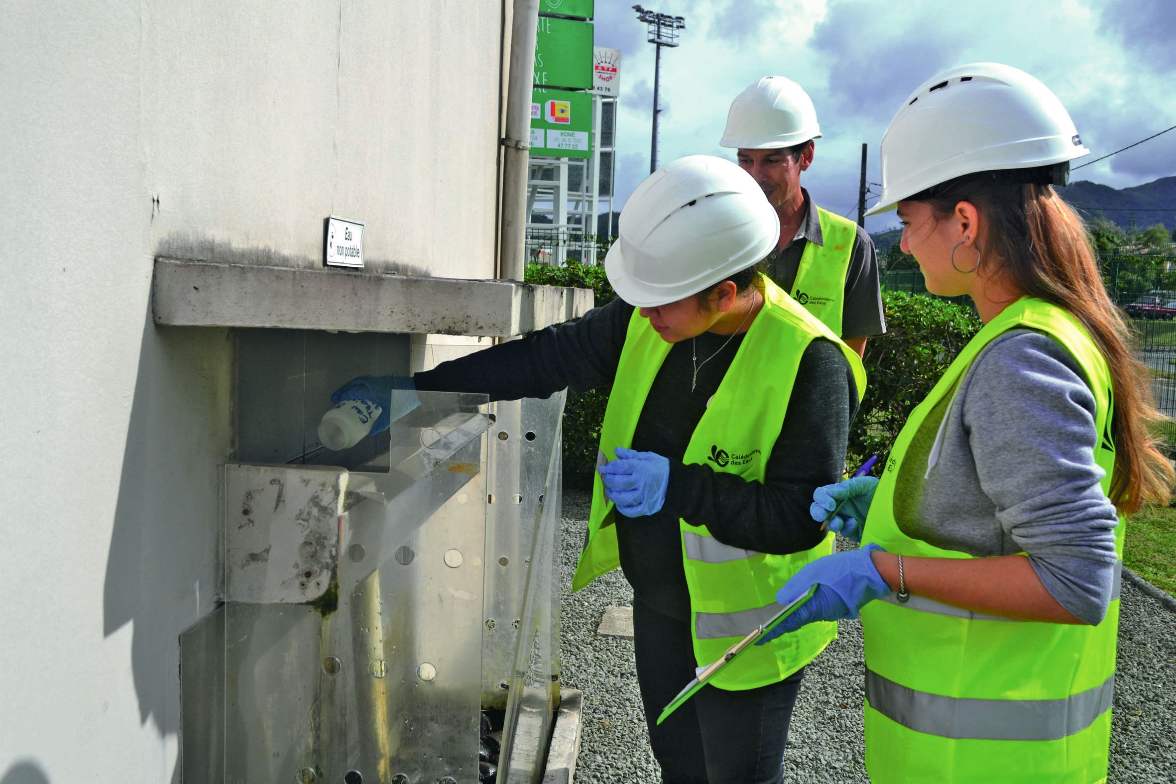 La semaine dernière, dans le cadre de la Quinzaine de l’environnement, des élèves du lycée du Mont-Dore ont effectué des analyses à la station d’épuration de Boulari.