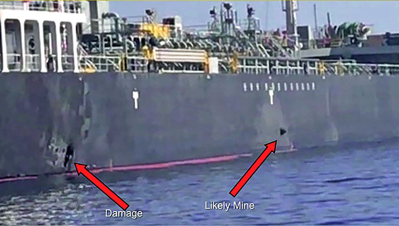 L’US Navy a vu une mine non explosée sur le flanc d’un des pétroliers, selon un responsable américain, qui n’a toutefois pas été en mesure d’évoquer un lien entre cet engin et l’Iran à ce stade. Photo AFP/US Navy