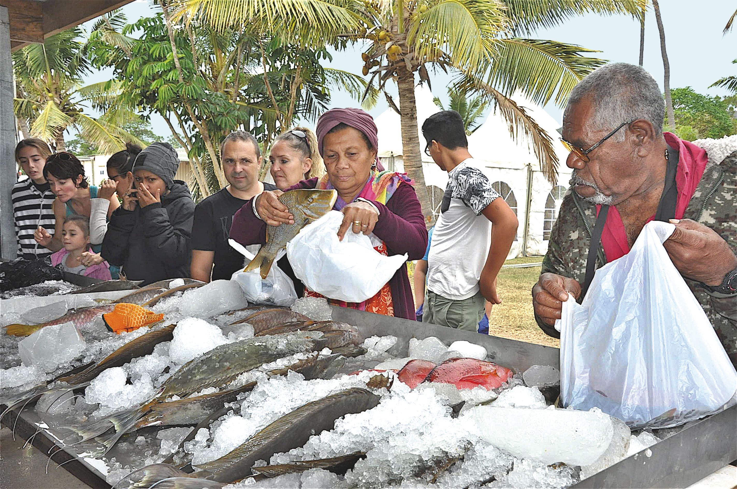 Le stand des pêcheurs de Poum et des îlots a été pris d’assaut dès son ouverture samedi matin. Il y avait près de six cents kilos de picots, dawas, saumonées, becs-de-cane, poulpes, rougets, bénitiers, etc.