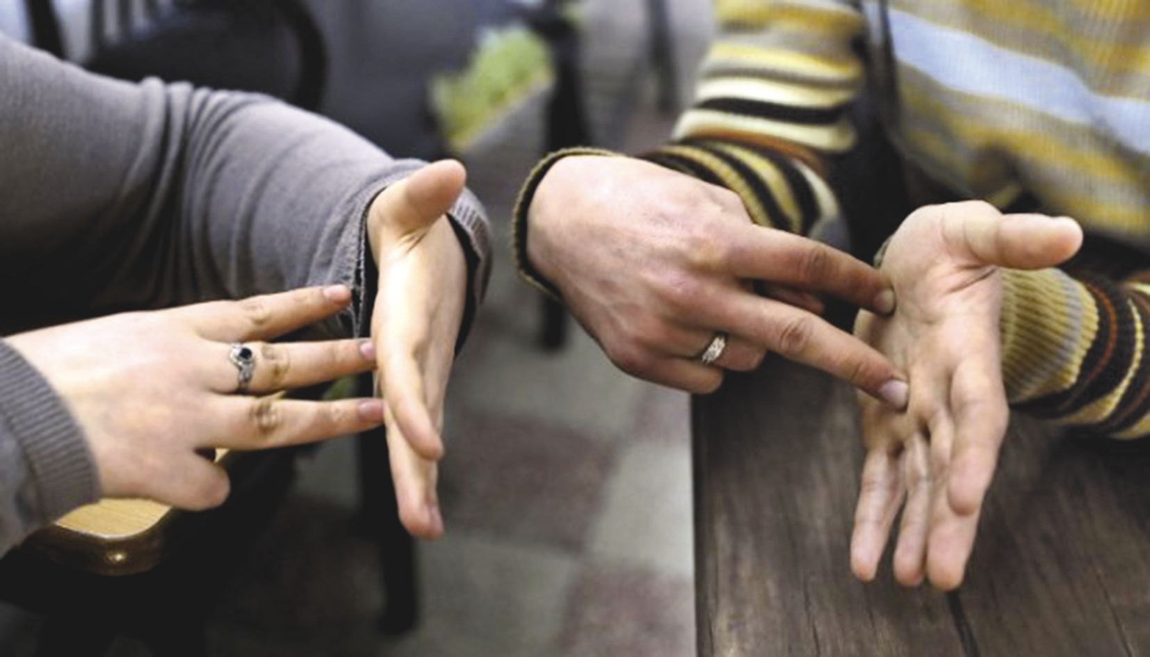 « La LSF se construit comme une scène de cinéma : on introduit d’abord le temps, puis le décor, et enfin l’action », explique Stéphan Barrère, interprète depuis treize ans.Photo AFP