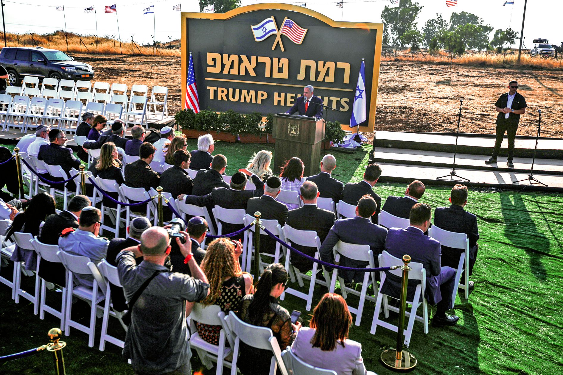 Un panneau portant le nom de la colonie a été dévoilé. En février 2017, la Maison Blanche avait affirmé que la construction de nouvelles colonies israéliennes dans les territoires occupés n’aiderait pas à établir la paix. Photo AFP