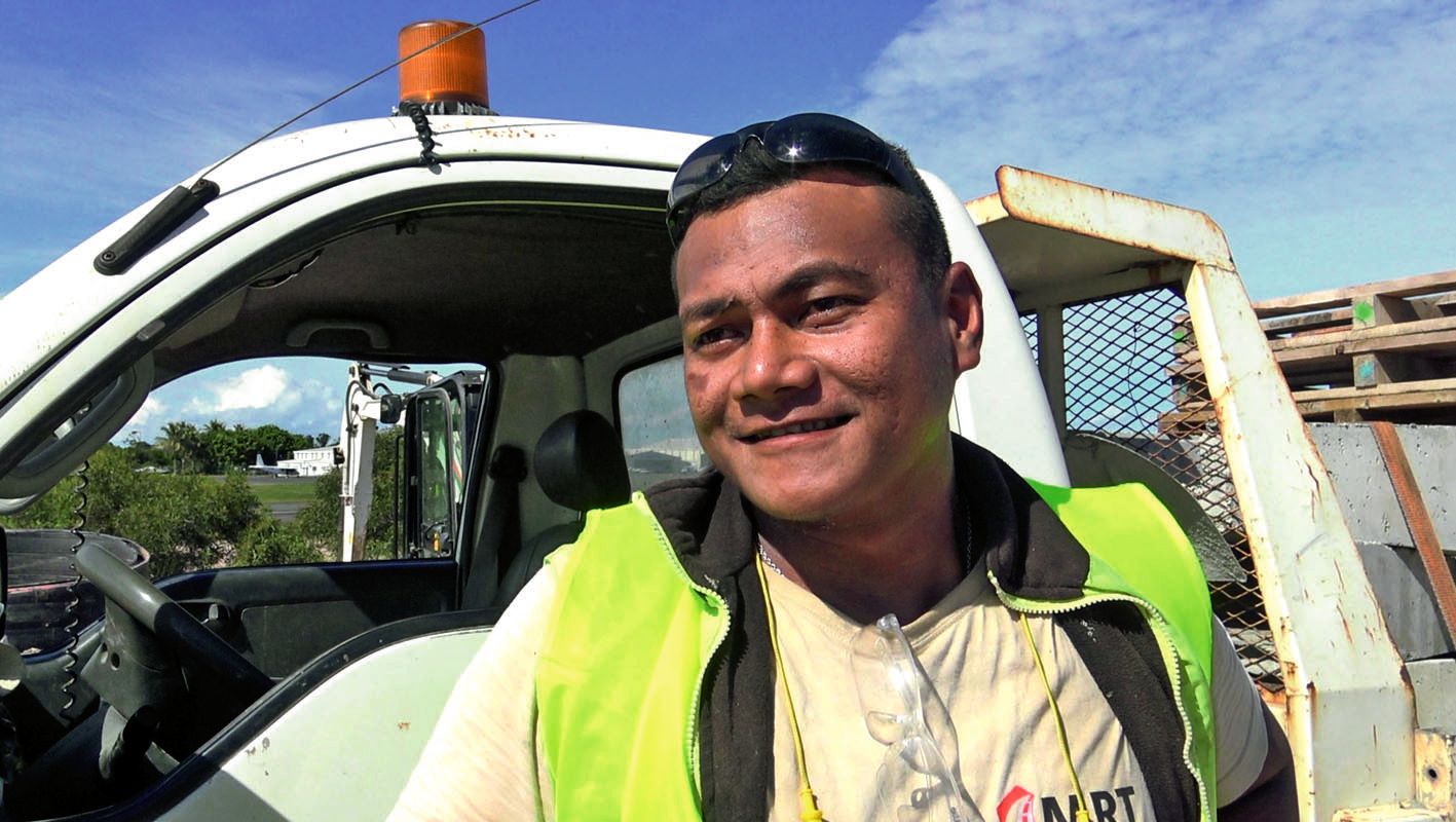 Soseteo Lagikula est chef de chantier pour l’une des entreprises de travaux publics sur le projet. Photo Aurélie Gélibert