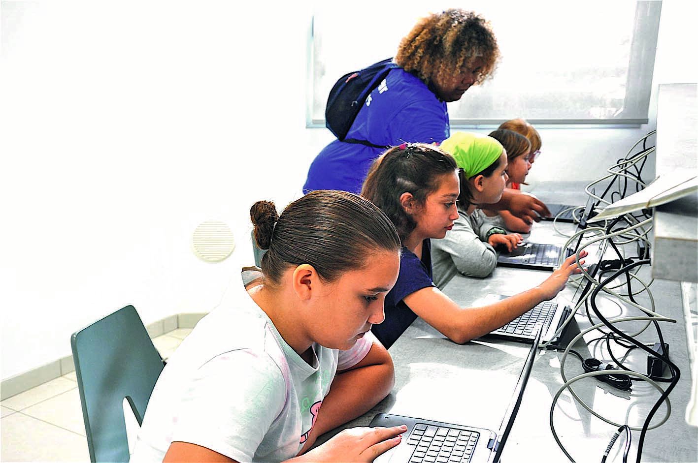 Le groupe des grands, aidé par l’animatrice Myoko, a fait des recherches sur Internet concernant l’ouïe, suivies de jeux éducatifs.