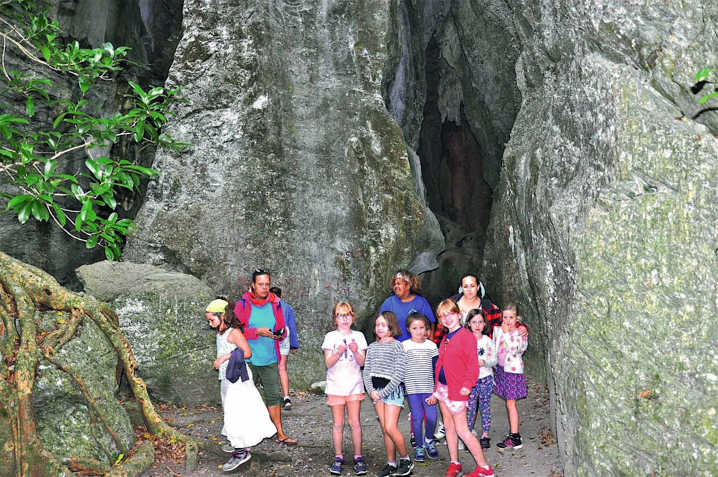 Après avoir rendu l’odorat (lundi), l’ouïe (mardi), le toucher (mercredi), à Penin, les enfants lui ont restitué la vue, jeudi,  en visitant le site des grottes et le point de vue de Koumac.