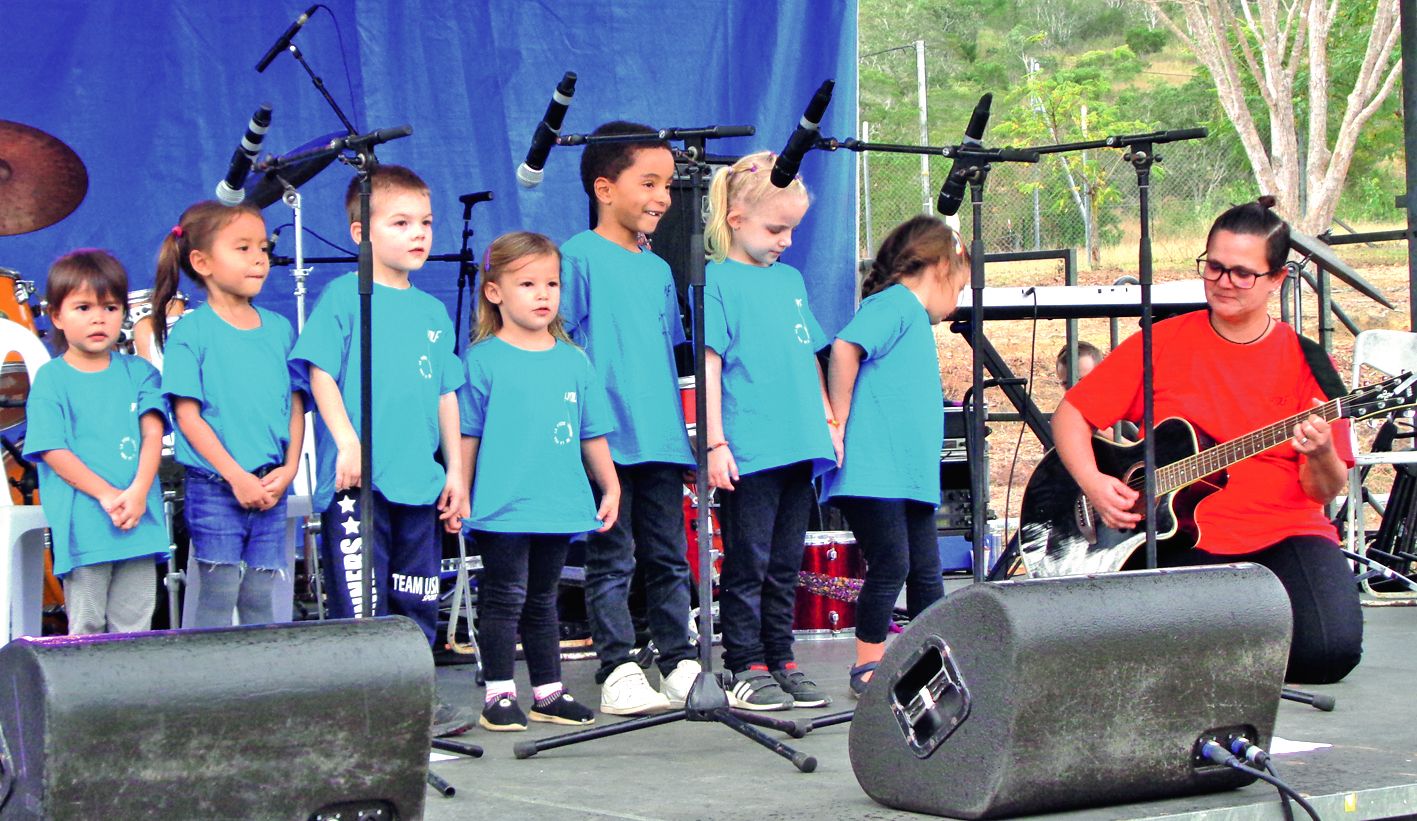 Les enfants, de l’éveil musical de la P’tite troupe de La Foa, sont venus avec beaucoup d’assurance sur la scène du podium, pour chanter quelques comptines.