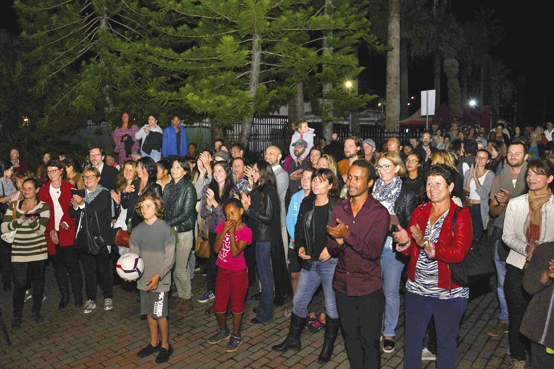 Malgré un ciel menaçant, la cérémonie s’est déroulée comme sur du papier à musique. Le tapis rouge, les discours, puis le buffet pris d’assaut pour les uns et la première séance du Festival pour les autres.
