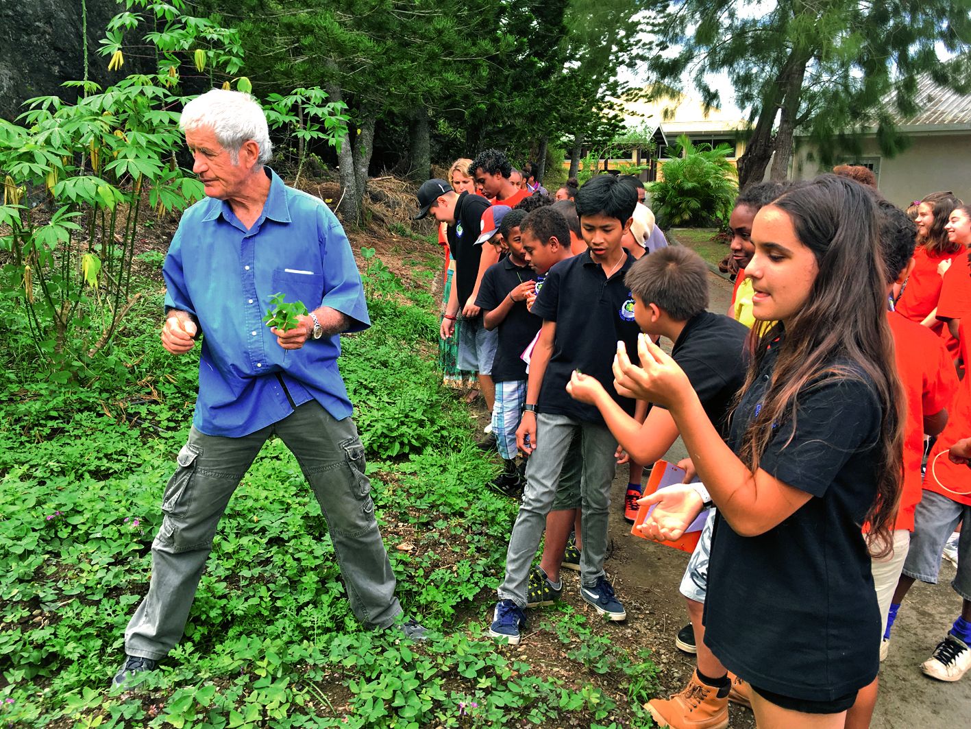 Bernard Suprin a partagé avec les élèves de l’atelier « Allons à la découverte de la culture kanak » ses connaissances sur le pouvoir des plantes. Photo N.B.