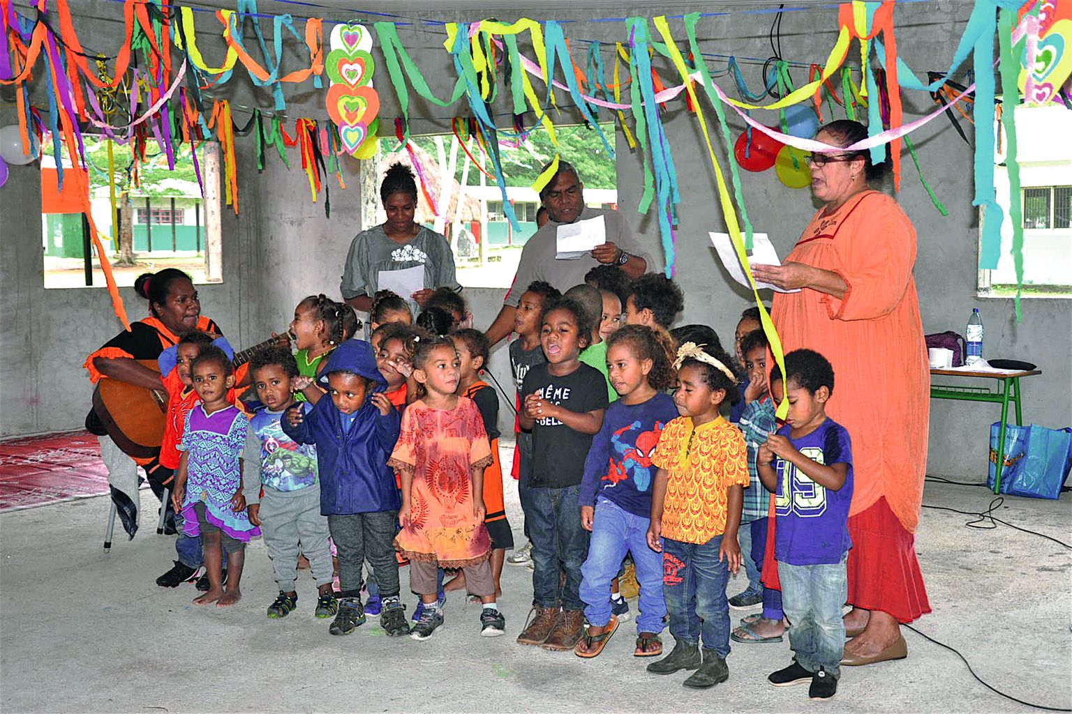 Les enfants ont mis toute leur énergie pour chanter en chœur Maman, tu es la plus belle en français et en yuanga, langue de la région de Kaala-Gomen. Les élèves nés au mois de juin ont eu droit à un gâteau réalisé spécialement à leur intention.