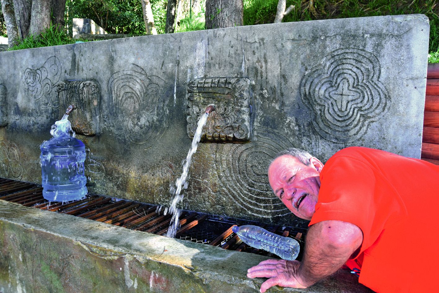 Miguel Gayon, chef du pôle ouvrage à la mairie, s’est arrêté  à l’improviste, hier, à la fontaine, pour en libérer l’évacuation.