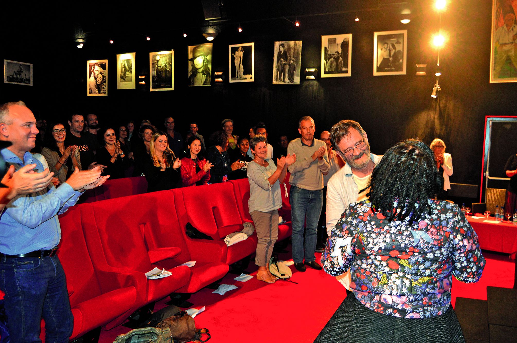 Une fois tous les prix remis, le Festival avait une dernière surprise pour Antoine-Laurent Figuière (au premier plan, avec  des lunettes), chef de la Mission des affaires culturelles au haut-commissariat, qui va bientôt quitter le pays. « Antoine-Laurent 