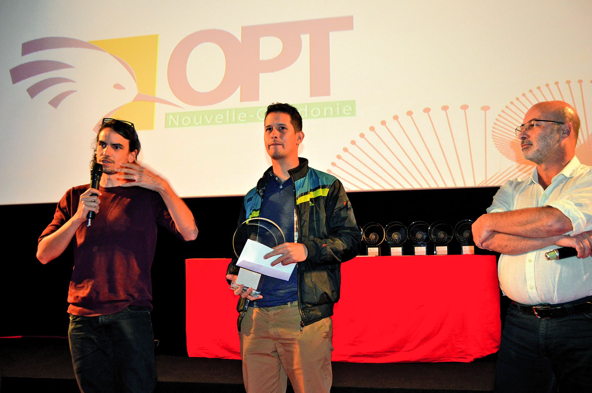 L\'autre vainqueur de la soirée est Benjamin De Los Santos (à gauche sur la photo), mais sur plusieurs concours cette fois. Il a gagné le prix spécial du jury province Sud avec Neuf grains, le concours Movielis de très courts-métrages avec Collé deux et l