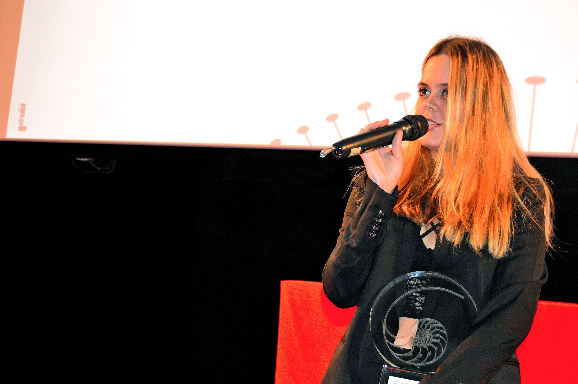 Maeva Jillson a reçu le prix du public du meilleur clip  pour son titre Je.