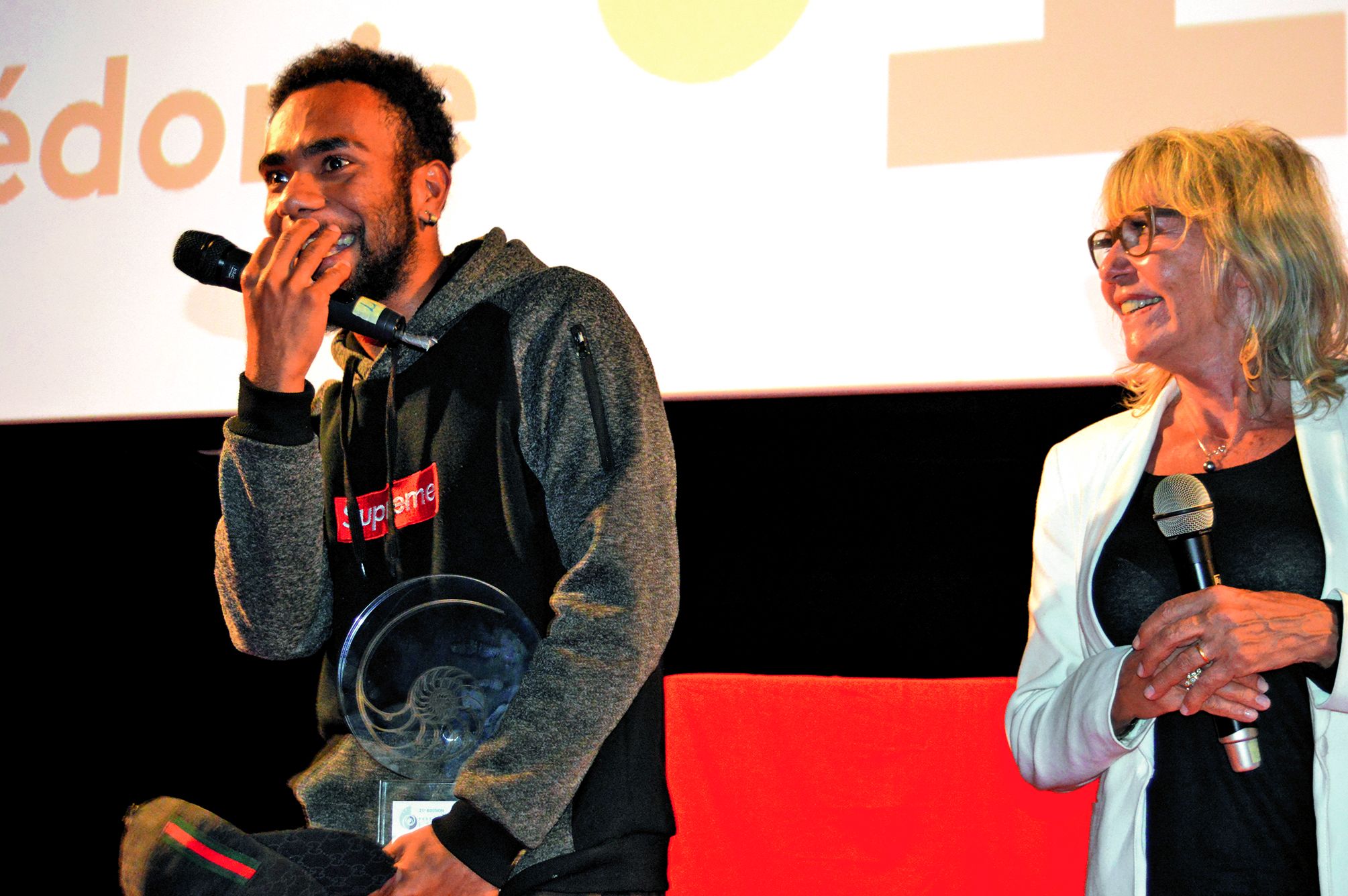 C’est un cadeau inattendu que Michel Caselina a reçu  des mains de Françoise Ménidrey et d’Yves Delauw, directeur général du groupe Melchior. Le jour de son dix-neuvième anniversaire, il a reçu le Prix d’interprétation Les Nouvelles calédoniennes. « Nous 