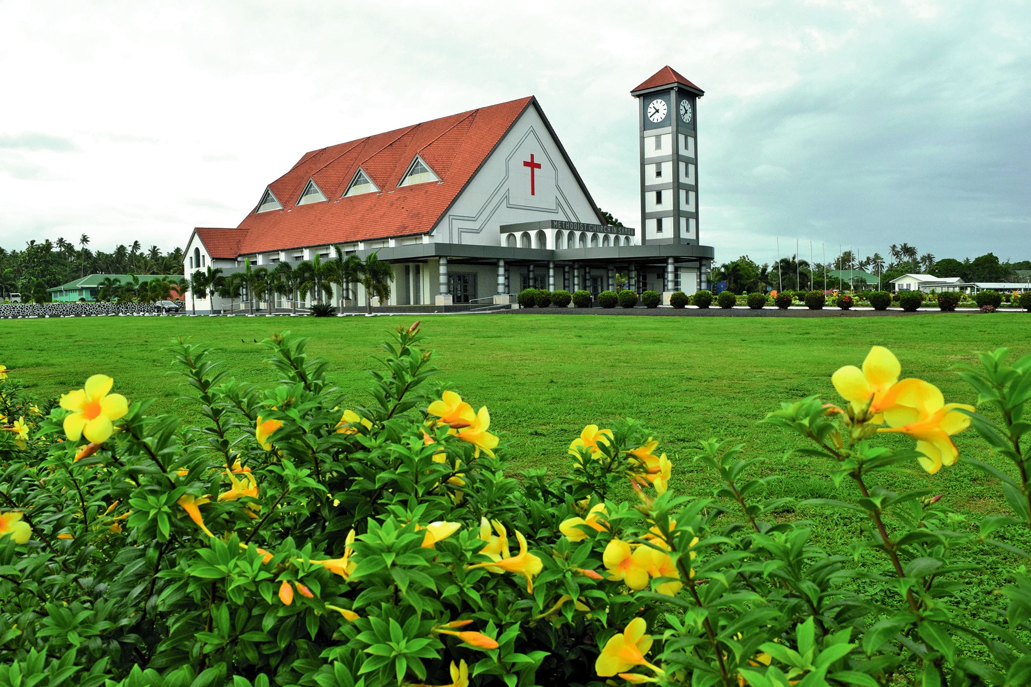 Les plus de 300 sportifs du Caillou sont installés juste derrière cette imposante église méthodiste, à Fale’ula. La délégation papoue est toute proche.