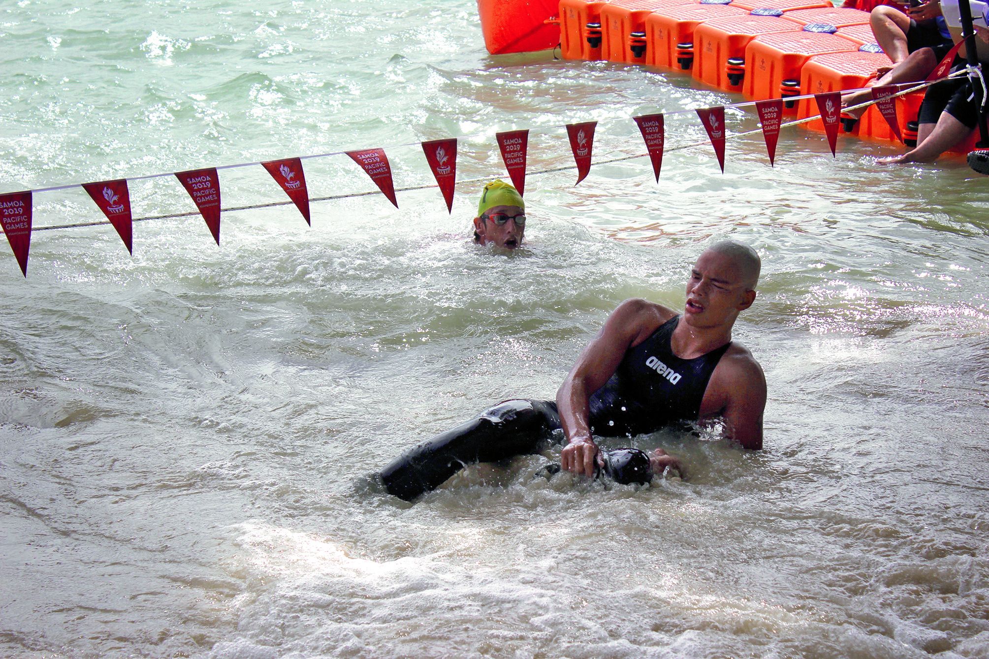 Hugo Savignac (allongé) et Benoît Rivière (bonnet jaune), exténués à l’arrivée.