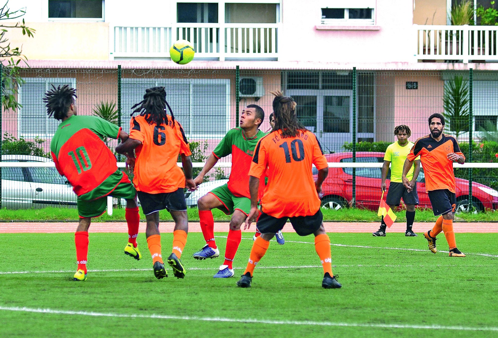 Samedi dernier au stade Edouard-Pentecost de l’Anse-Vata, l’ASC Ounia (en vert et rouge) n’a tenu qu’une mi-temps devant Iaai Nord victorieux 6-1 en Coupe. Photo Pierre Guillot